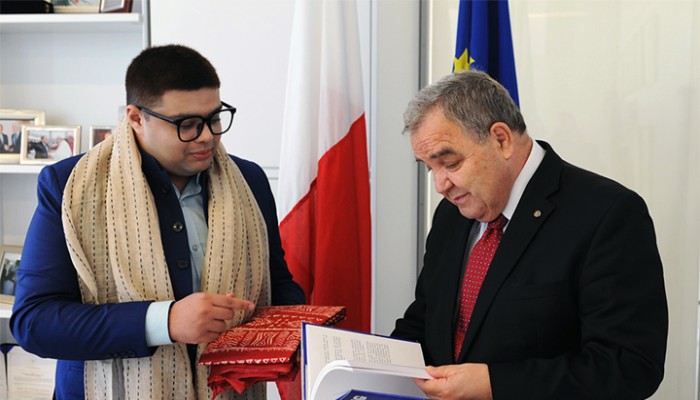 Presentation of the publication ‘Exploring Malta’ presented to the Auditor General by the Chair of the Confederation of Young Leaders of India