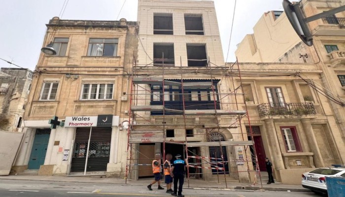 Worker Dies from Electric Shock While Assembling Scaffolding